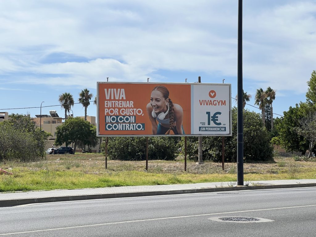 Valla publicitaria de la campaña de VivaGym con la promoción de 1 € sin permanencia